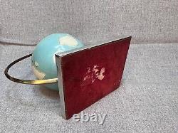 Modèle de bureau de fusée spatiale soviétique russe de l'URSS Vintage de 1970 avec globe terrestre
