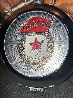Montre de poche MOLNIJA vintage soviétique russe URSS 1941-45 drapeau CCCP WW2 excellente
