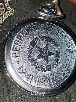 Montre de poche MOLNIJA vintage soviétique russe URSS 1941-45 drapeau CCCP WW2 excellente