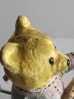 Ours en peluche mécanique des années 1960 de l'URSS russe soviétique avec balalaïka et clé