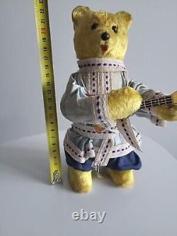 Ours en peluche mécanique des années 1960 de l'URSS russe soviétique avec balalaïka et clé