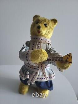 Ours en peluche mécanique des années 1960 de l'URSS russe soviétique avec balalaïka et clé