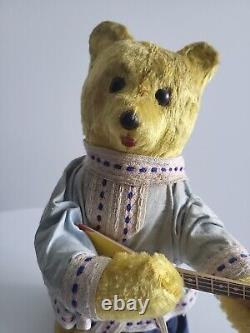 Ours en peluche mécanique des années 1960 de l'URSS russe soviétique avec balalaïka et clé