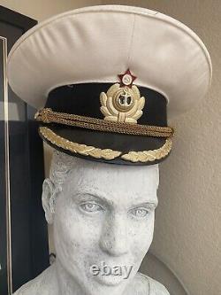 Patches militaires et casquettes de chapeaux d'officiers russes de l'Union soviétique de l'URSS vintage
