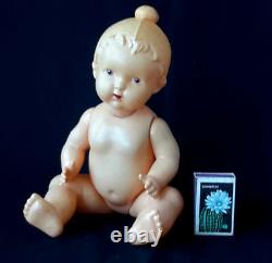Poupée en celluloïd bébé de l'URSS soviétique des années 1950 avec un chapeau