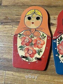 Poupée russe Matryoshka décorative en bois fait main avec des crochets soviétiques de l'URSS