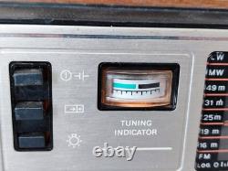 Récepteur de radio à transistor vintage soviétique russe URSS Selena B-216 LW FM UHF