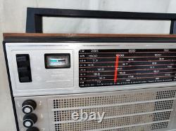 Récepteur de radio à transistor vintage soviétique russe URSS Selena B-216 LW FM UHF