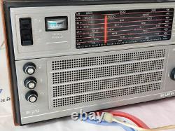 Récepteur de radio à transistors vintage soviétique russe de l'URSS Selena B-215 LW FM UHF