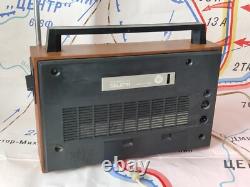 Récepteur de radio à transistors vintage soviétique russe de l'URSS Selena B-215 LW FM UHF