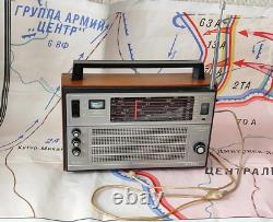 Récepteur de radio à transistors vintage soviétique russe de l'URSS Selena B-215 LW FM UHF
