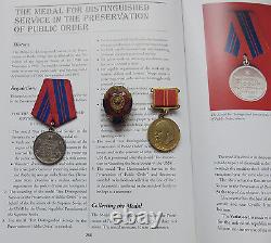 Soviet Russe Cccp Groupe De L'urss Avec Une Médaille Rare Pour La Protection De L'ordre Public