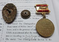 Soviet Russe Cccp Groupe De L'urss Avec Une Médaille Rare Pour La Protection De L'ordre Public