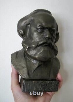 Statue soviétique russe de buste de Karl Marx en métal sur base de marbre signée par le sculpteur.