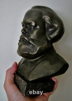 Statue soviétique russe de buste de Karl Marx en métal sur base de marbre signée par le sculpteur.