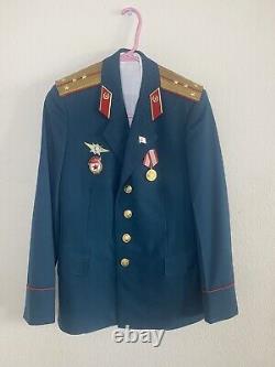 Uniforme de capitaine officier de la Guerre froide soviétique russe de l'URSS avec des insignes de l'époque vintage