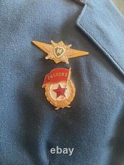 Uniforme de capitaine officier de la Guerre froide soviétique russe de l'URSS avec des insignes de l'époque vintage