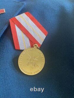 Uniforme de capitaine officier de la Guerre froide soviétique russe de l'URSS avec des insignes de l'époque vintage
